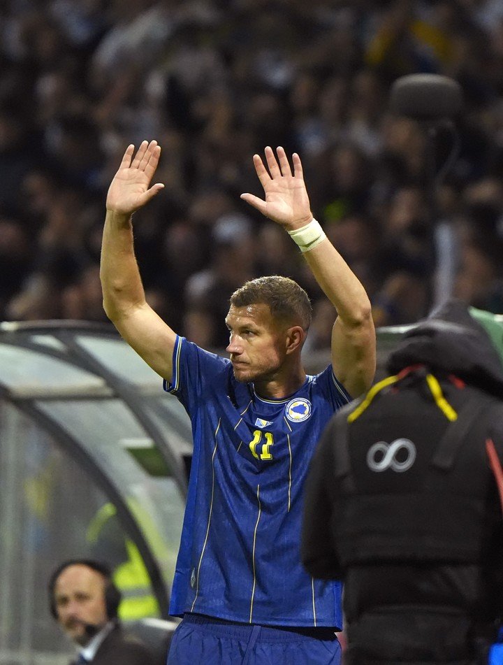 Edin Dzeko se despidió de la selección de Bosnia. (EFE)