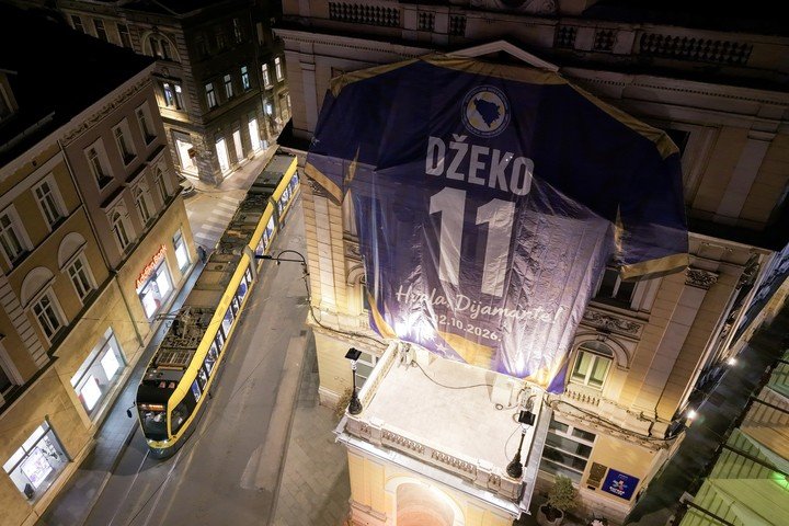 El especial homenaje a Edin Dzeko en Sarajevo. (AP)