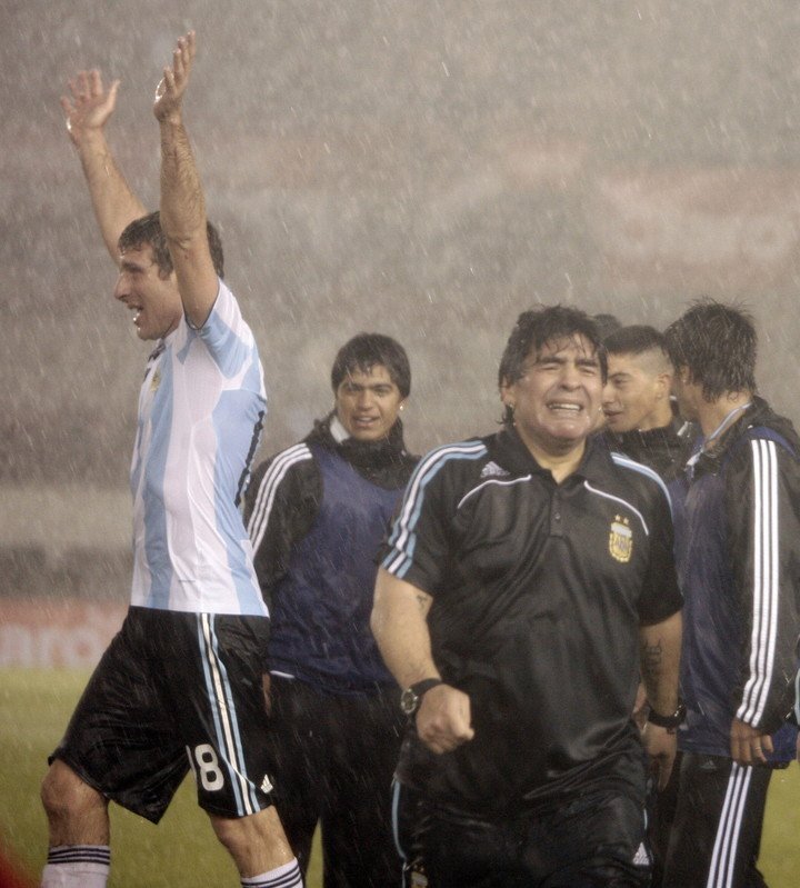 Palermo y Diego en las Eliminatorias del 2010 (EFE).
