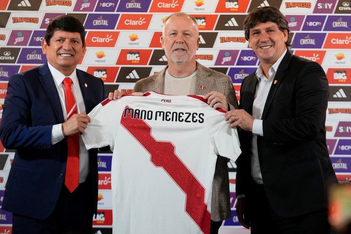 Mano Menezes, en su presentación como DT de Perú. (Foto: AP)