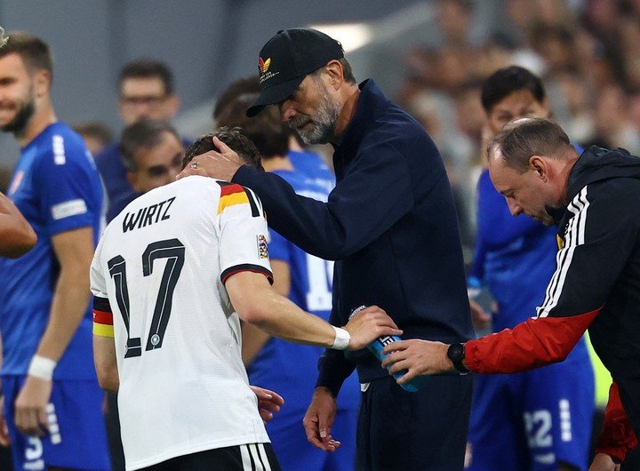 El abrazo de Florian Wirtz con Jurgen Klopp tras el 2-0. (Reuters)