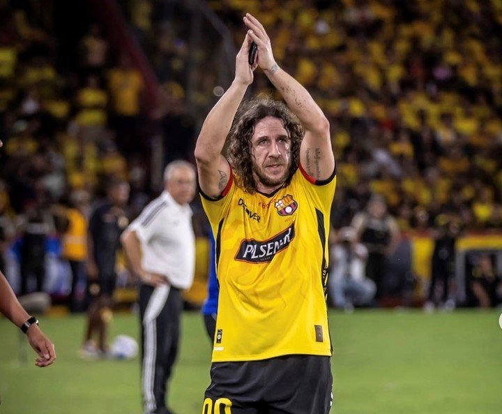 Carles Puyol ovacionado en la Noche Amarilla Centenario.
