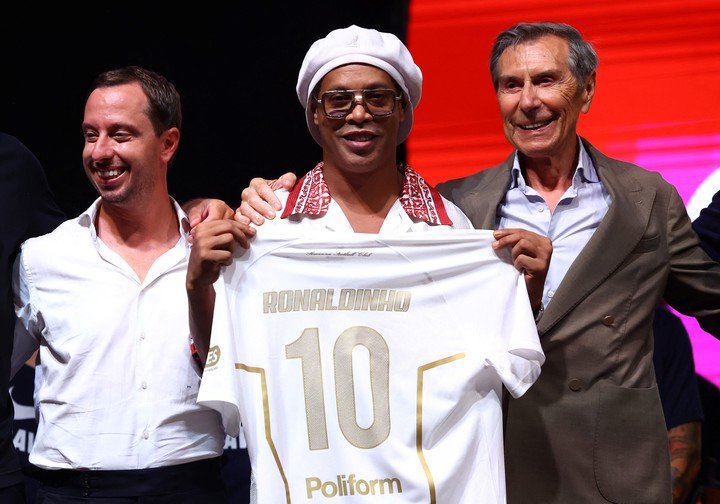 Ronaldinho en la presentación del Ravenna FC (REUTERS)
