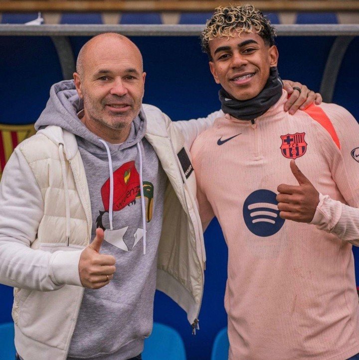 Iniesta junto a Lamine