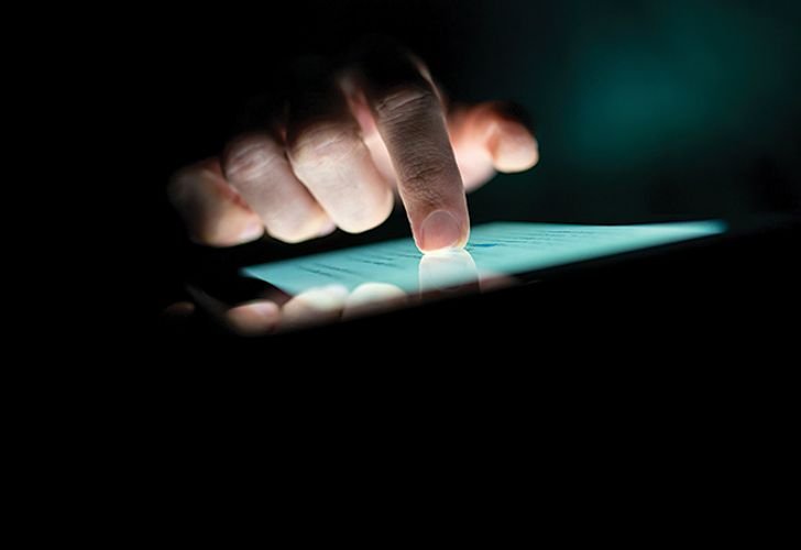 Una persona navega por un sitio de pornografía en Internet