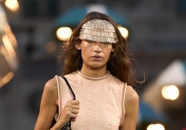 El flequillo que no necesita tijeras: Louis Vuitton convierte las joyas para el pelo en el accesorio más sorprendente