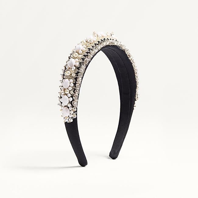 Cinta para el cabello de lana y abalorios de Valentino, 600 euros.