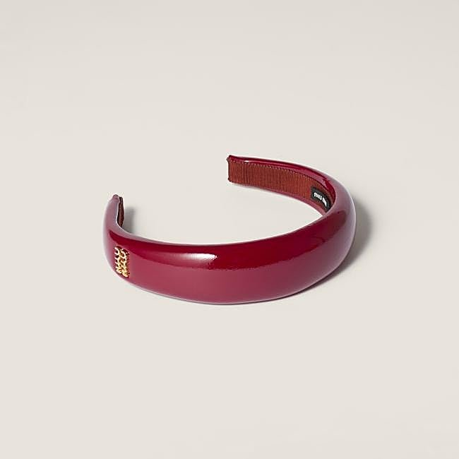 Diadema burdeos de Miu Miu, 450 euros.