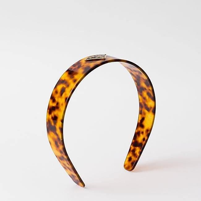 Diadema de plexiglás de acetato de Prada, 490 euros.