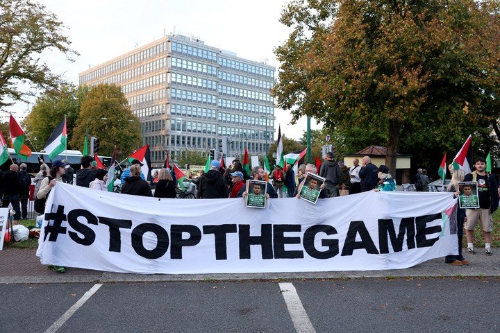Stop the Game: la manifestación en las afueras del estadio (Reuters).