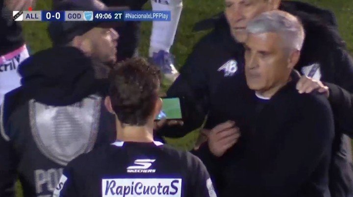 Un ex dirigente de All Boys le muestra a Lamolina que la infracción fue fuera del área. Nicolás dijo que no vio el video. 