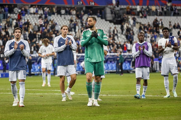 Los jugadores de Italia luego del empate ante Francia por la Nations League. (EFE)