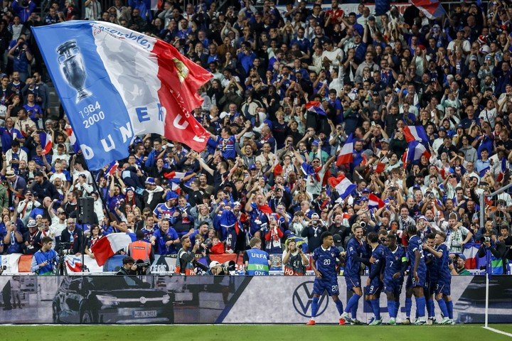 Los jugadores de Francia celebran el gol de Olise en Saint-Denis. (EFE)