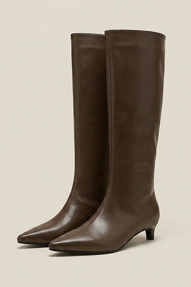 Botas altas con tacón kitten en marrón de Muse Madrid.