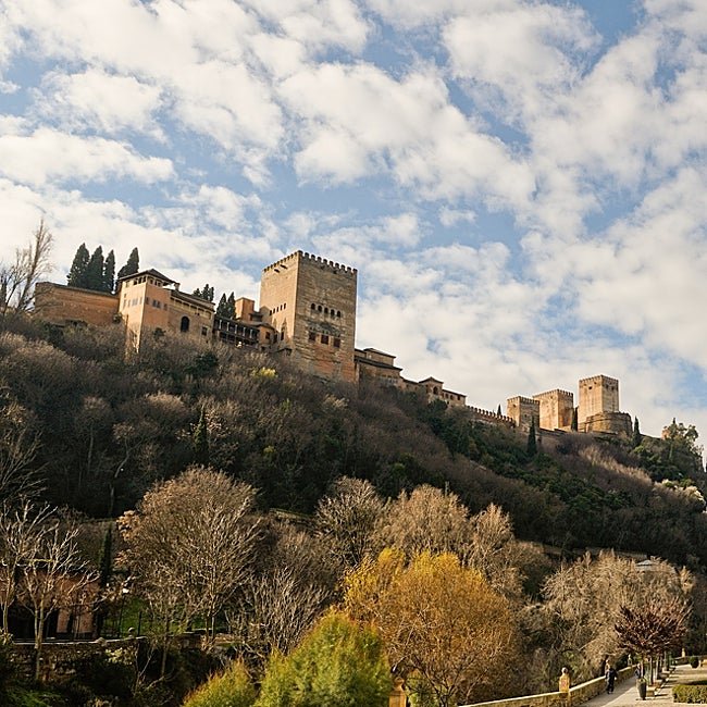 La Alhambra desde el paseo de los Tristes, junto al Darro.