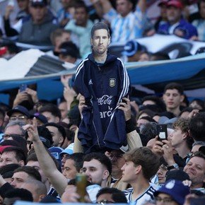 A pura emoción, así vive el Monumental la despedida de Messi