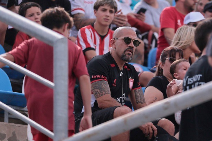 Verón en la tribuna, con la gente. EFE/ Luciano González