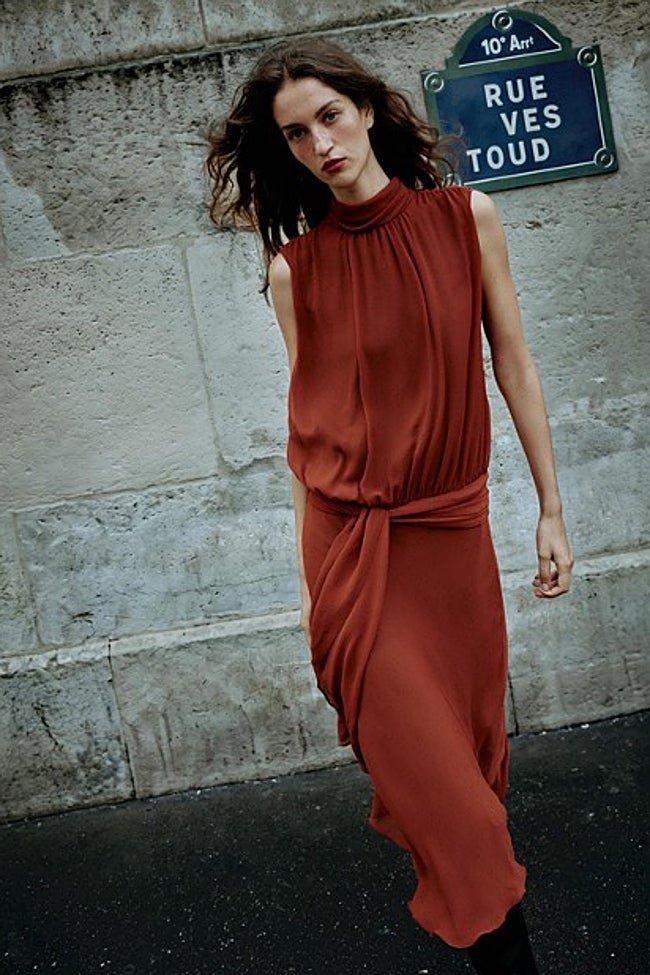 Vestido midi de Zara (39,99 euros)
