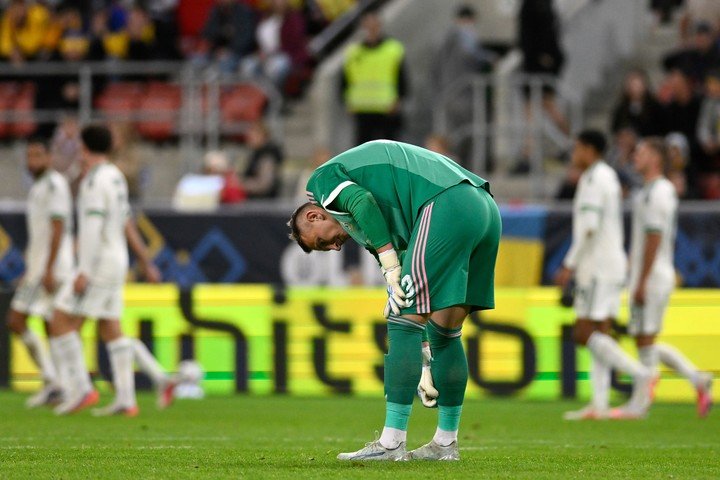 Dmytro Riznyk sufre tras regalar el gol de Ciaron Brown (AP).
