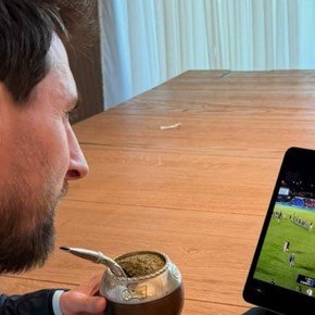 Messi, con buzo argentino y enfocado en su nuevo club