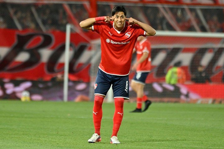 Maxi Meza festeja el gol de Independiente a Instituto (Fotobaires).