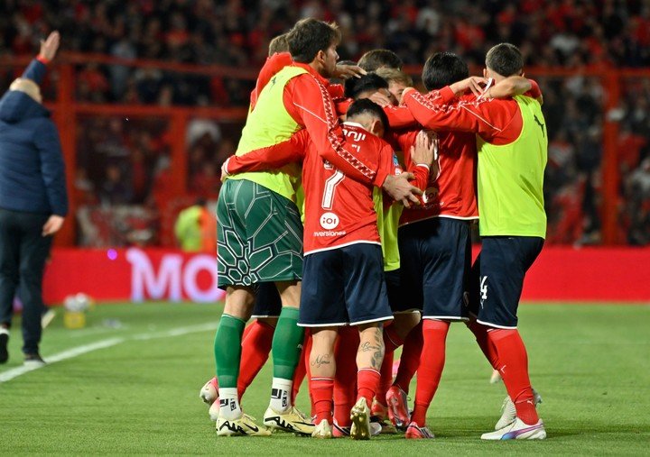 El festejo de los jugadores de Independiente por el 1 a 1 ante Instituto (Fotobaires).