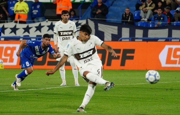 Lagos abrió demasiado el pie derecho, remató mal y se fue desviado (Marcelo Carroll).