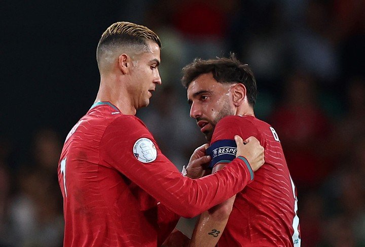 Cristiano Ronaldo ante Gales, en su último partido, cuando le da la cinta a Bruno Fernandes. REUTERS/Pedro Nunes