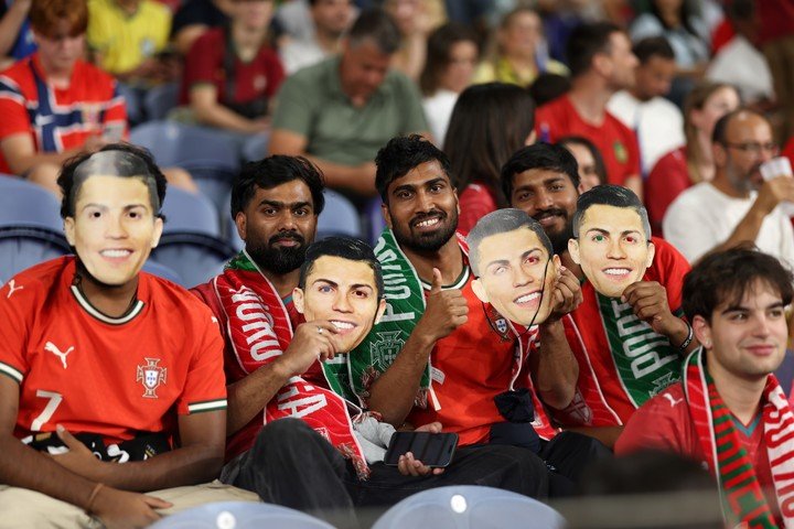 Hinchas con caretas de Cristiano Ronaldo en Portugal-Noruega de este lunes. (AP Photo/Luis Vieira)