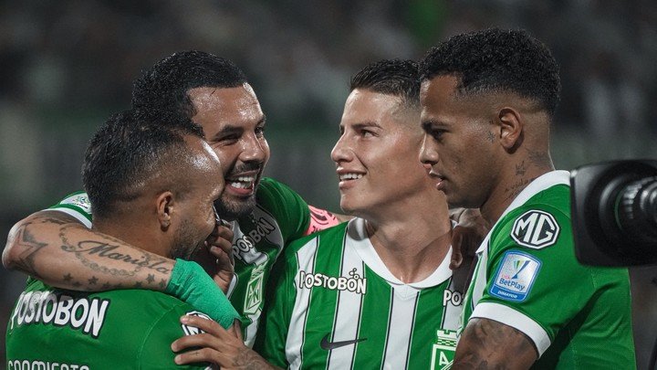 El festejo de Edwin Cardona en el clásico de Medellín.