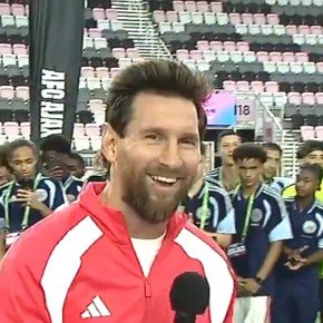Los mejores momentos de Messi en la Messi Cup: su discurso con un tremendo viento, la divertida situación con el traductor y los mates con De Paul