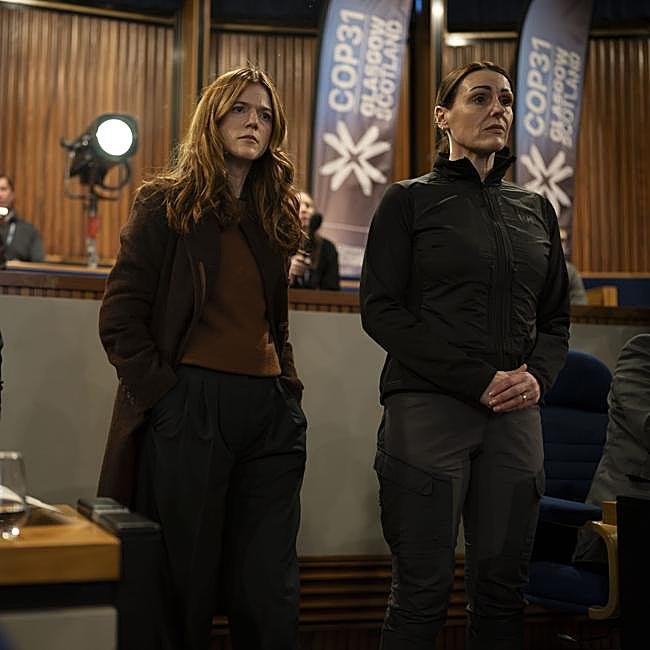 Rose Leslie y Suranne Jones en una imagen de Vigil: conspiración en el Ártico.