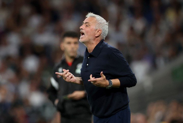 Mourinho le reclamó al árbitro (Reuters).