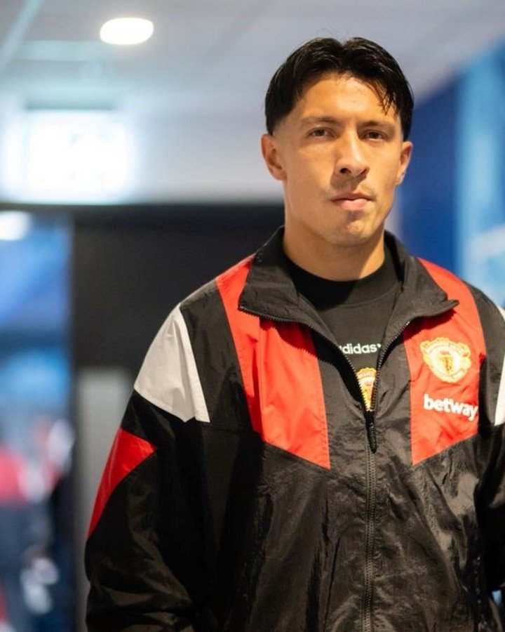 Lisandro Martínez contra Senesi en la Prermier League. (foto Prensa Manchester United)