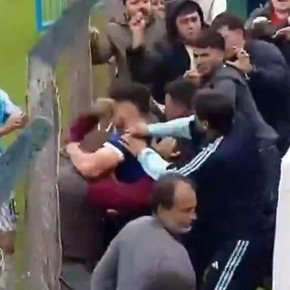 Video: Lautaro y Rodrigo Acosta en una batalla campal con hinchas de Atlético Tucumán