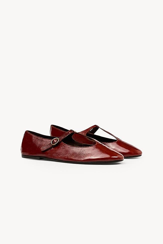 Bailarina granate de piel de Hoss Intropia, 89 euros.