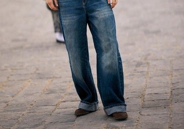 Cuffed jeans: los vaqueros con vuelta XXL que triunfan en el street style de París