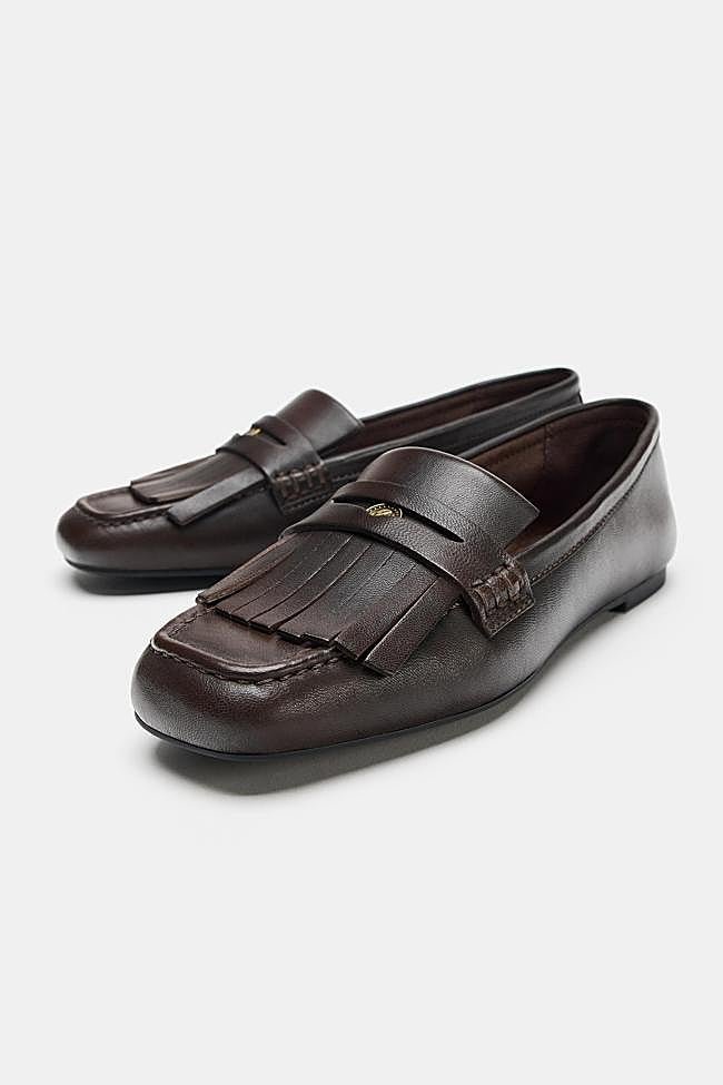 Mocasines de piel en marrón de Zara.