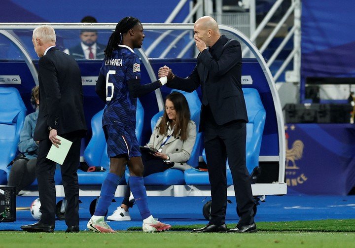 Zidane saluda a Camavinga luego de sustituirlo vs. Bélgica. (REUTER)